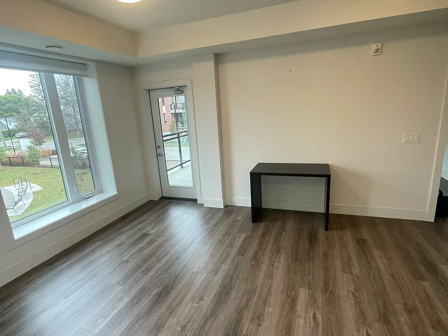 2 bed, 1000 sqft, $2,050 — Photo 2