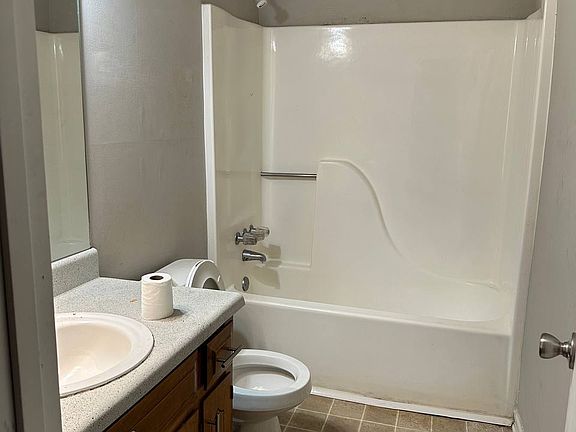 3rd image of 842 Bedford Bay Trl
