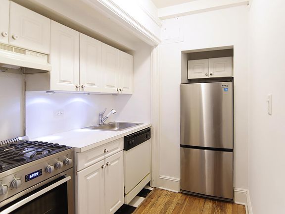 3rd image of 205 E 78th St APT 15A