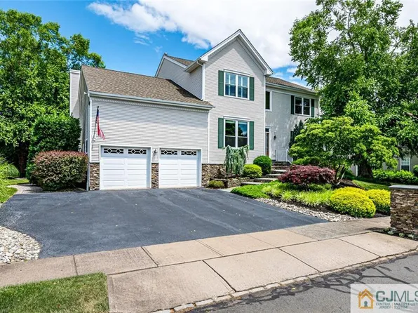 25 Village Rd, Kendall Park, NJ 08824