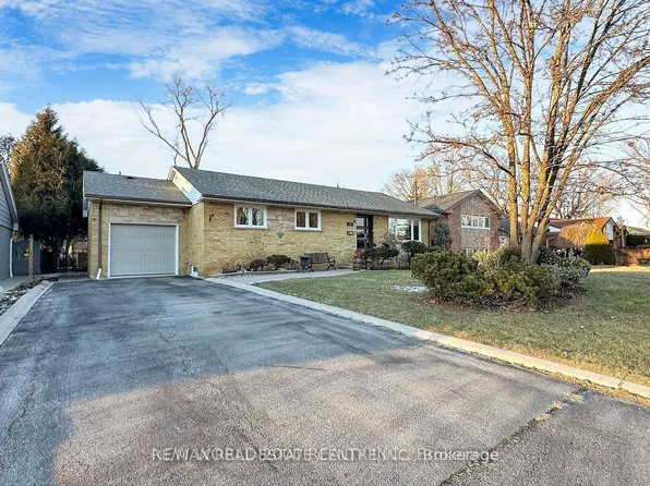 10 Suburban Dr, Mississauga, ON L5N 1G5