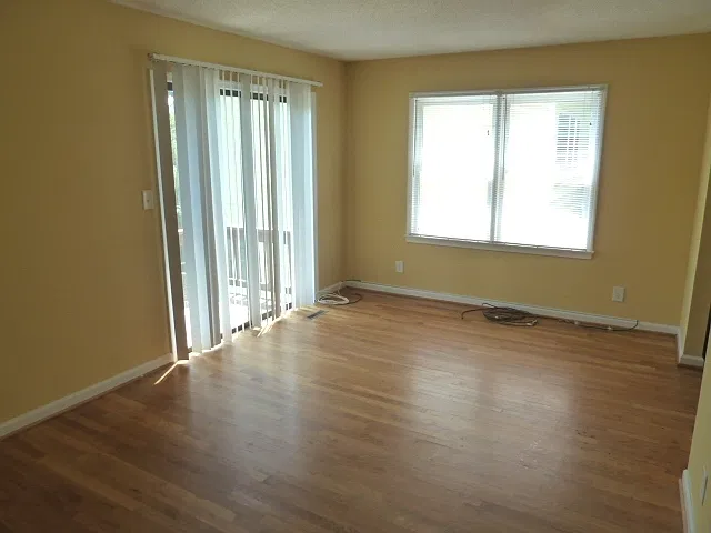 Large updated 4br 3.5ba duplex w/ parking & within walking distance to UNC Campus! — Photo 3