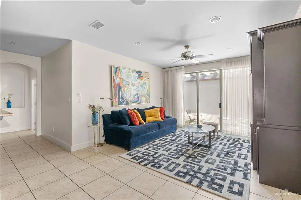 3 bed, 2.0 bath, 1842 sqft, $2,850 — Photo 4