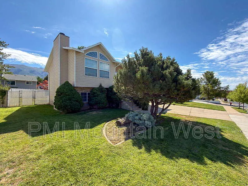 3 bed, 2.0 bath, 1660 sqft, $2,395 — Photo 3