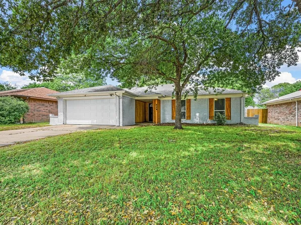 528 Clover Dr, Saginaw, TX 76179