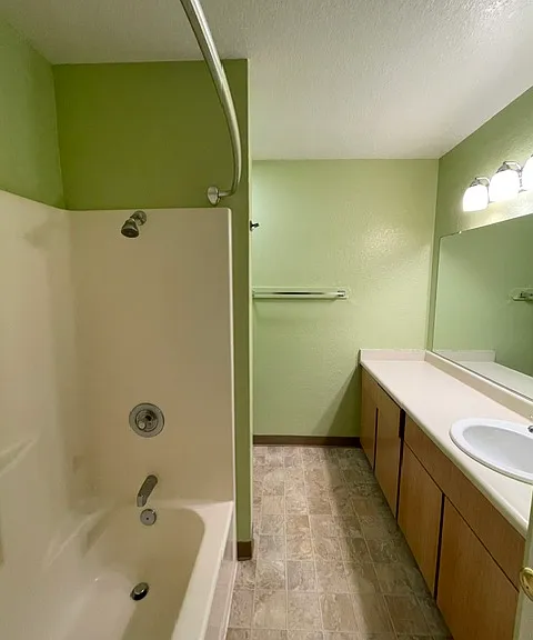 1665 Russell Ave — Photo 15