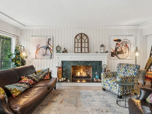 1187 W 23rd St, North Vancouver, BC V7P 2H2