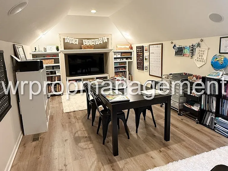 1379 Castlebury Dr — Photo 7