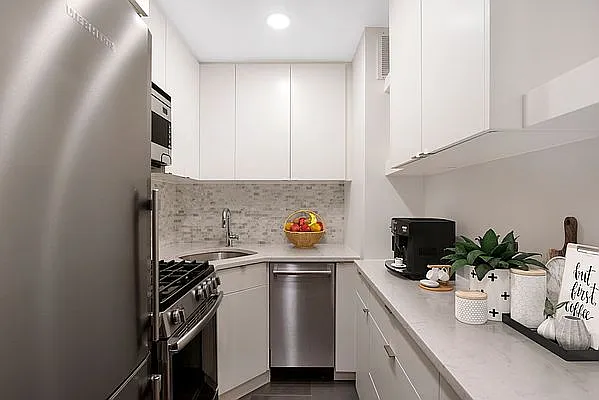 140 7th Ave APT 2B photo 1