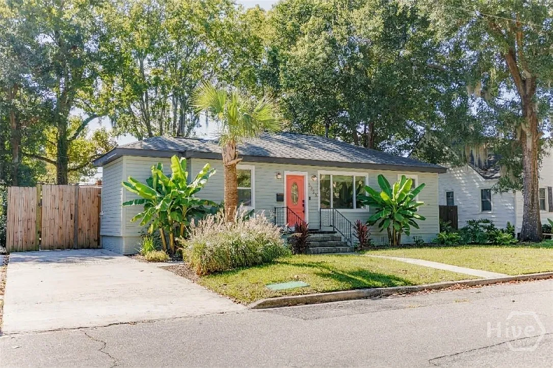 3 bed, 2.0 bath, 1168 sqft, $2,600 — Photo 3
