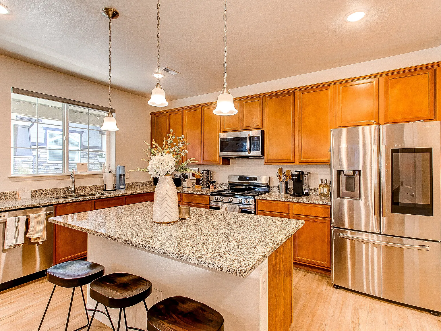 2 bed, 2.5 bath, 1369 sqft, $2,500 — Photo 4