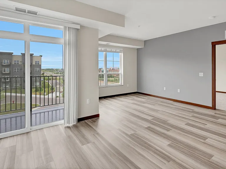 Living Room/Balcony