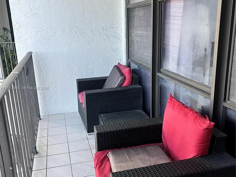 800 Parkview Dr #823 — Photo 4
