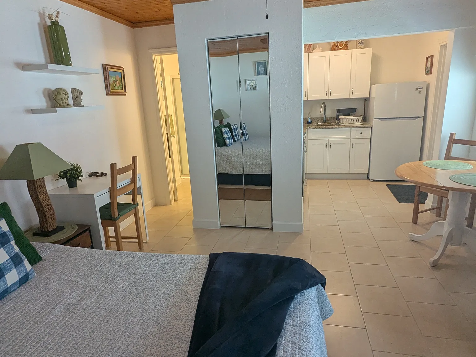 Studio, 400 sqft, $1,750 — Photo 3