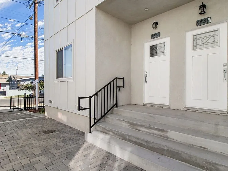 6841 Radford Ave — Photo 19