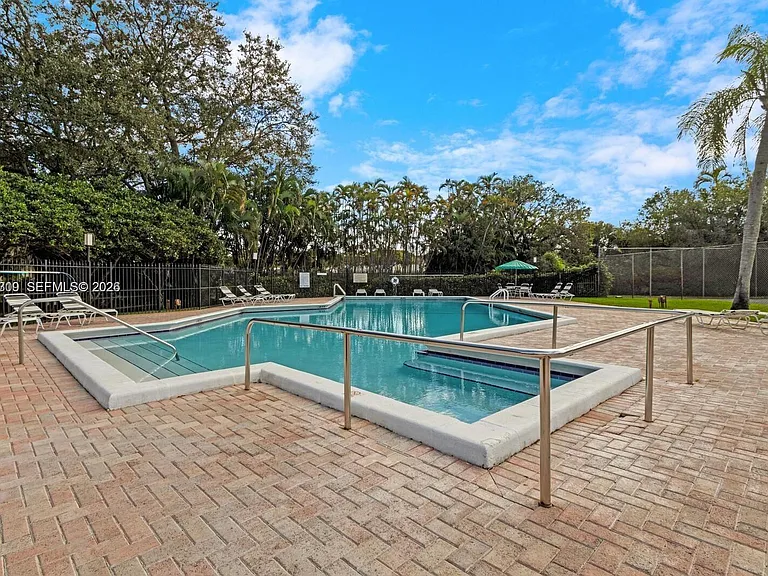 1411 W Fairway Rd #VILLA — Photo 37