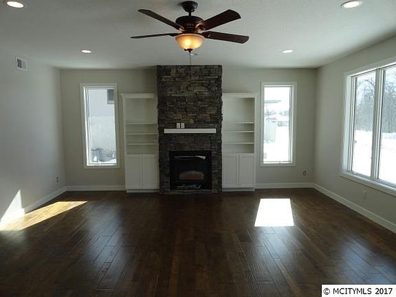 3rd image of 407 River Bend Dr
