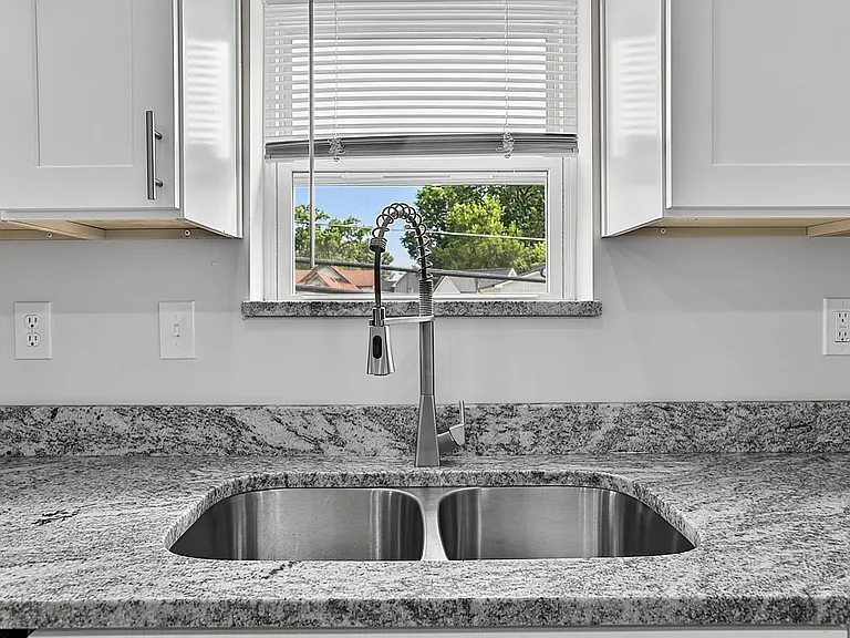 3953 Unit B (Upper level)