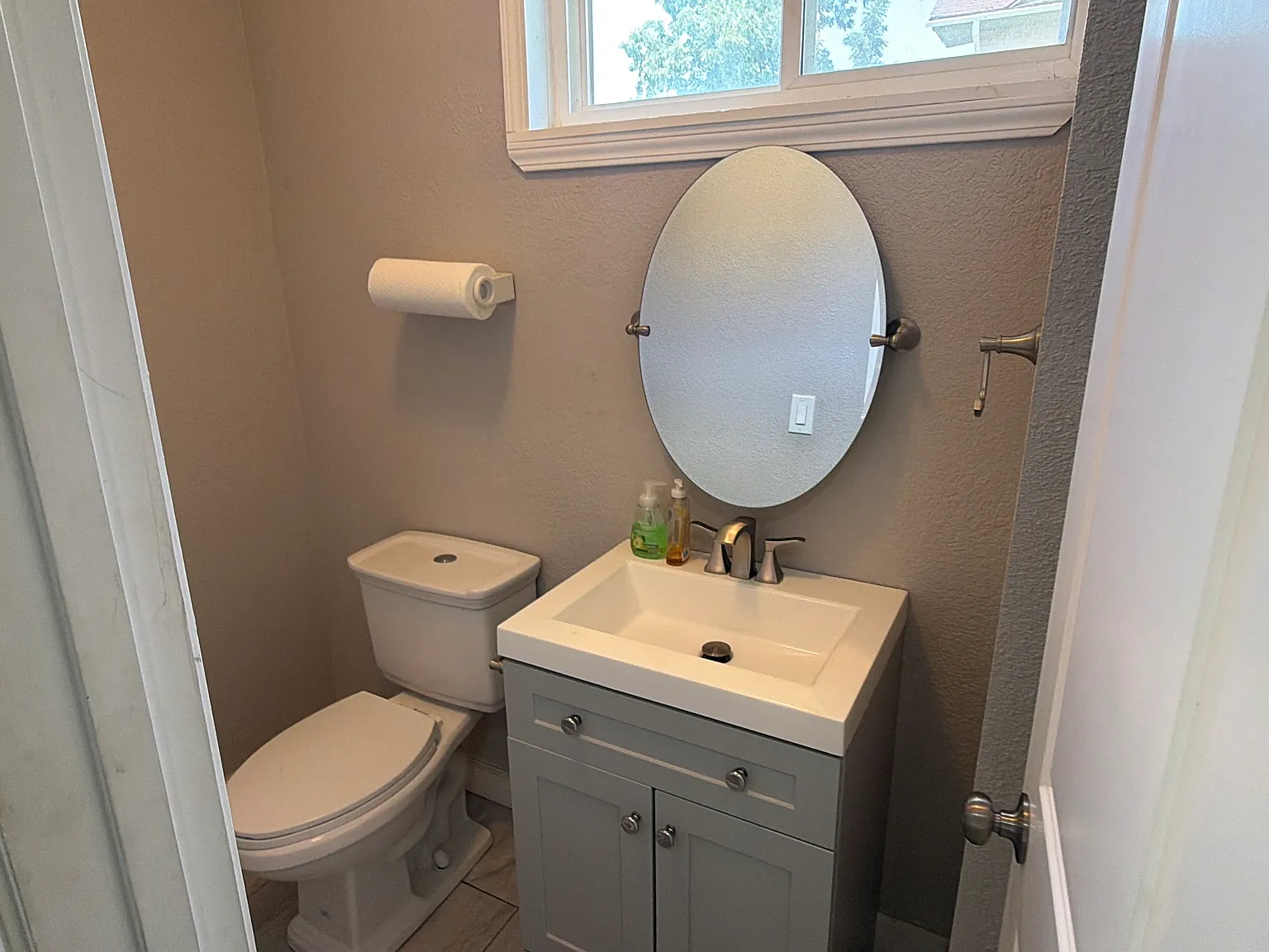 5 bed, 2.5 bath, 2768 sqft, $2,300 — Photo 2