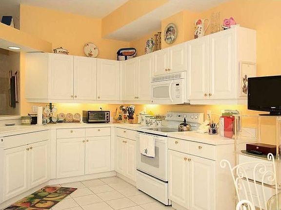 3rd image of 1530 Clermont Dr Unit 102