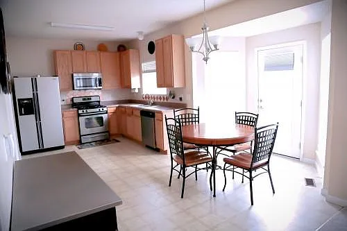 4 bed, 2.5 bath, 2019 sqft, $2,500 — Photo 1