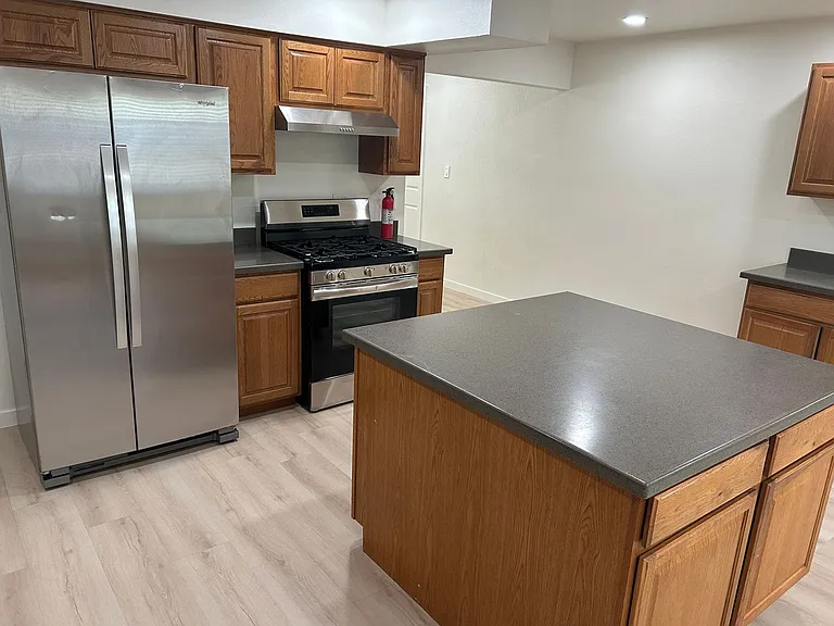 2405 E Dortha Ave — Photo 10