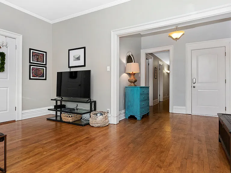 4022 N Clarendon Ave #201 — Photo 3