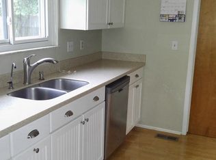 13042 Woodstock Dr, Fenton, MI