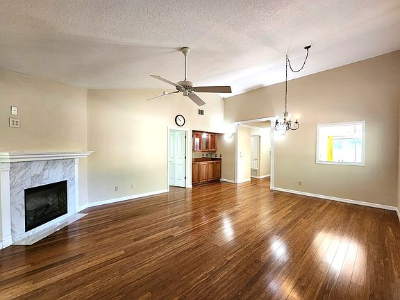 3rd image of 399 Winchester Pl