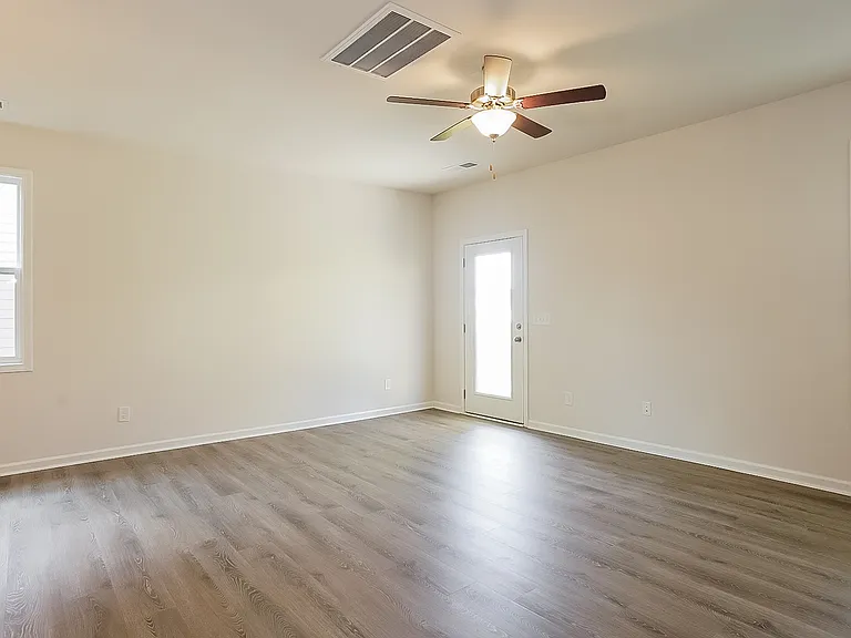 732 Courtland Dr — Photo 2