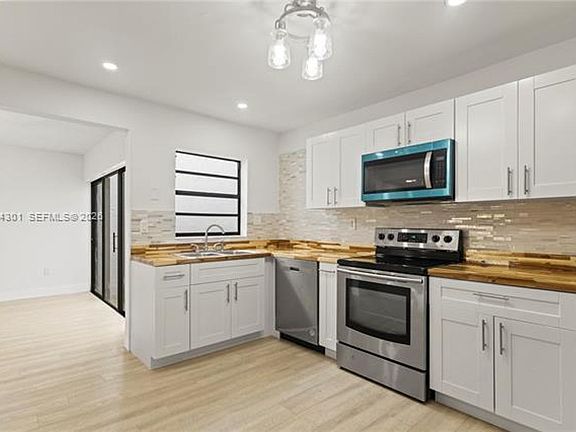4th image of 6745 NW 169th St #Townhouse G