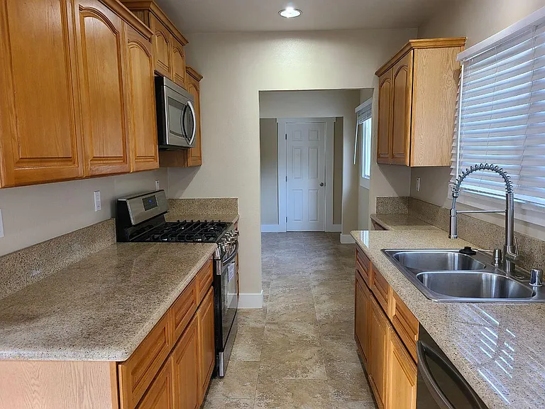 1421 Rock Glen Ave — Photo 7