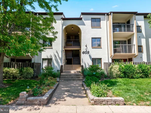 605 Center St APT T3, Herndon, VA 20170