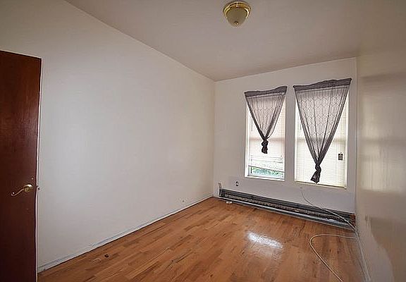 4th image of 2832 W 35th St APT 1R