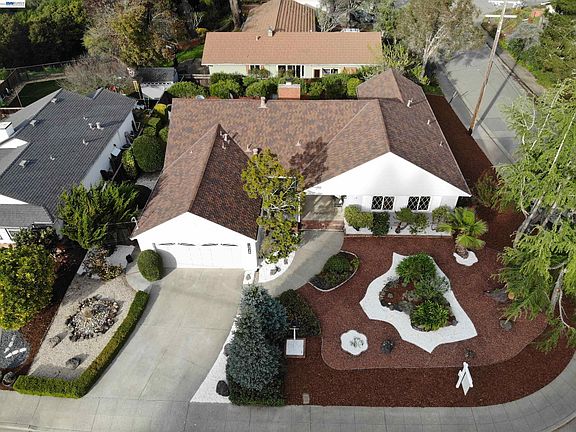 3rd image of 13048 Brookpark Rd