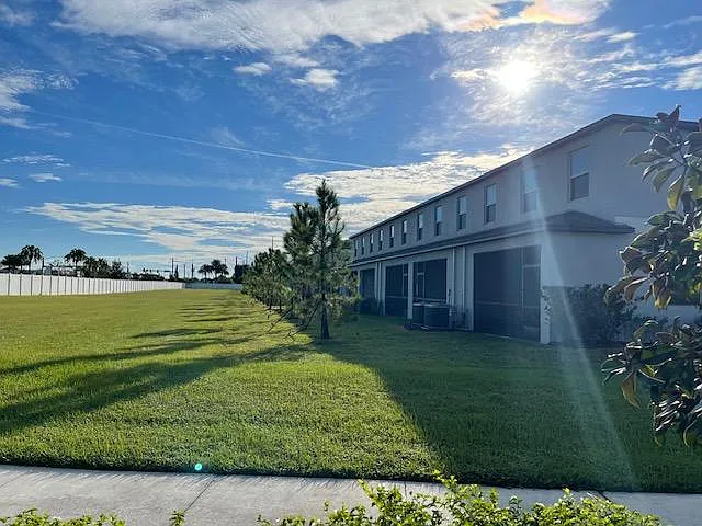 3 bed, 2.5 bath, 1663 sqft, $2,400 — Photo 3