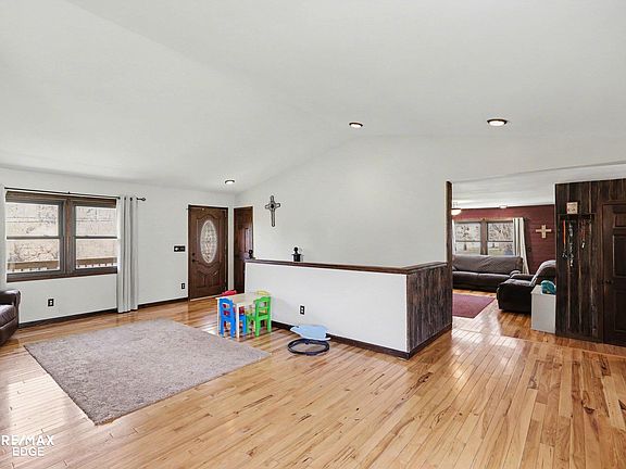 4th image of 244 W Burnside Rd