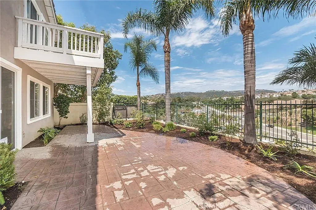 4 bed, 2.5 bath, 2273 sqft, $6,500 — Photo 2