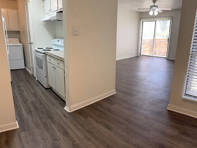 Wilshire Park Apartments — Photo 36