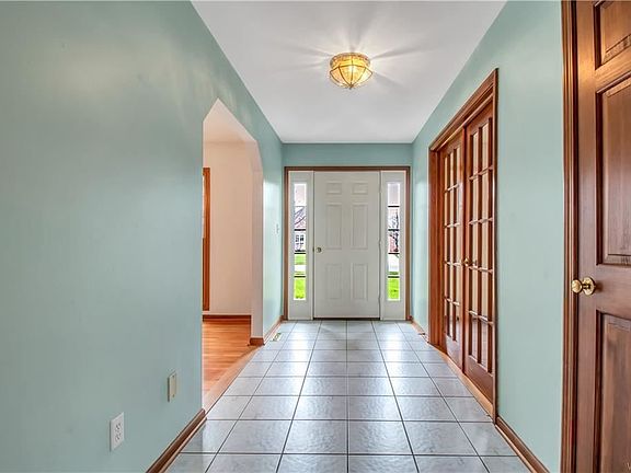 3rd image of 49 Forestglen Cir