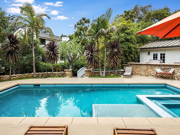Pool & Outdoor Kitchen