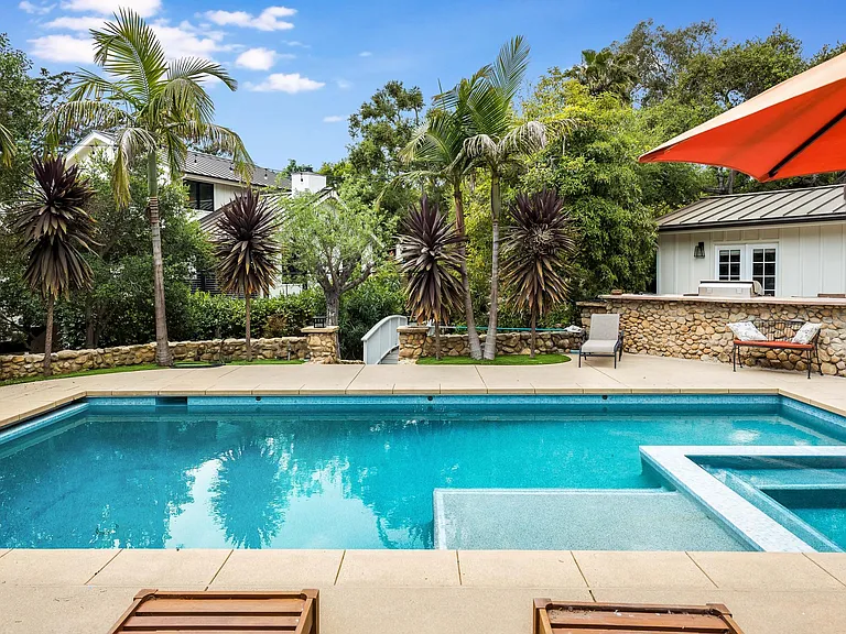 Pool & Outdoor Kitchen