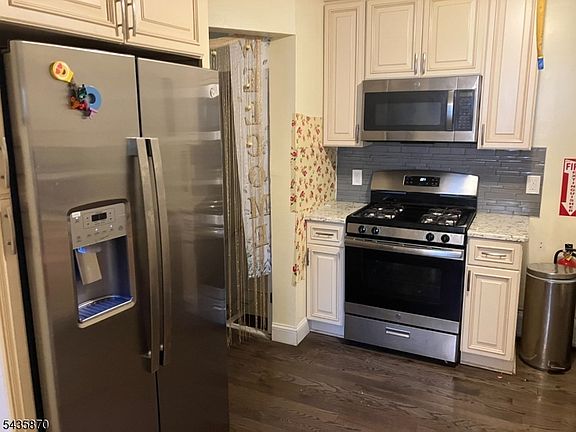 3rd image of 21 Lake St