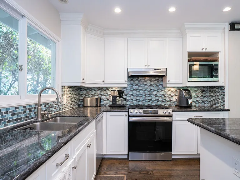 825 Tyburn Rd — Photo 9