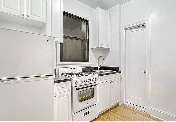 3rd image of 1606 1st Ave APT 3B