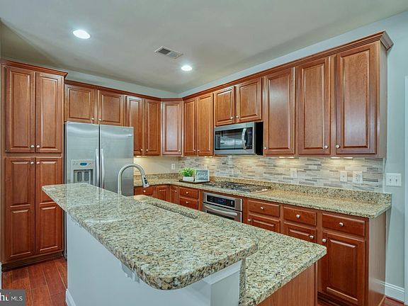 5th image of 20649 Sibbald Sq