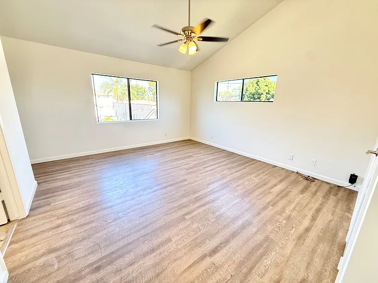 385 Loma — Photo 6