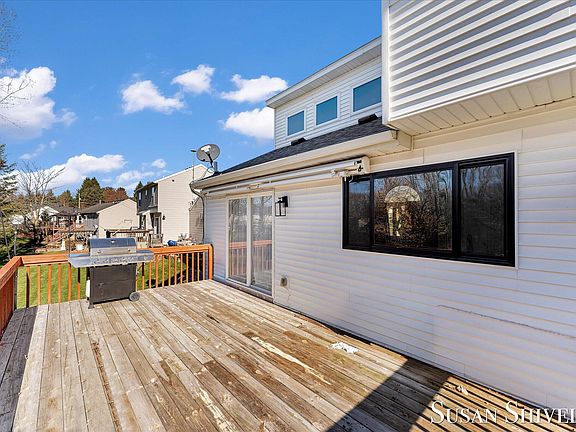 5th image of 6903 Lake Bluff Dr NE