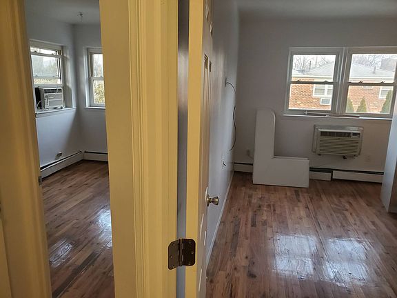 5th image of 1400 E 70th St