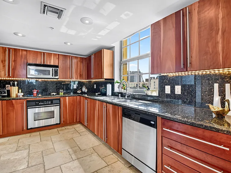 610 Clematis St #424 — Photo 11